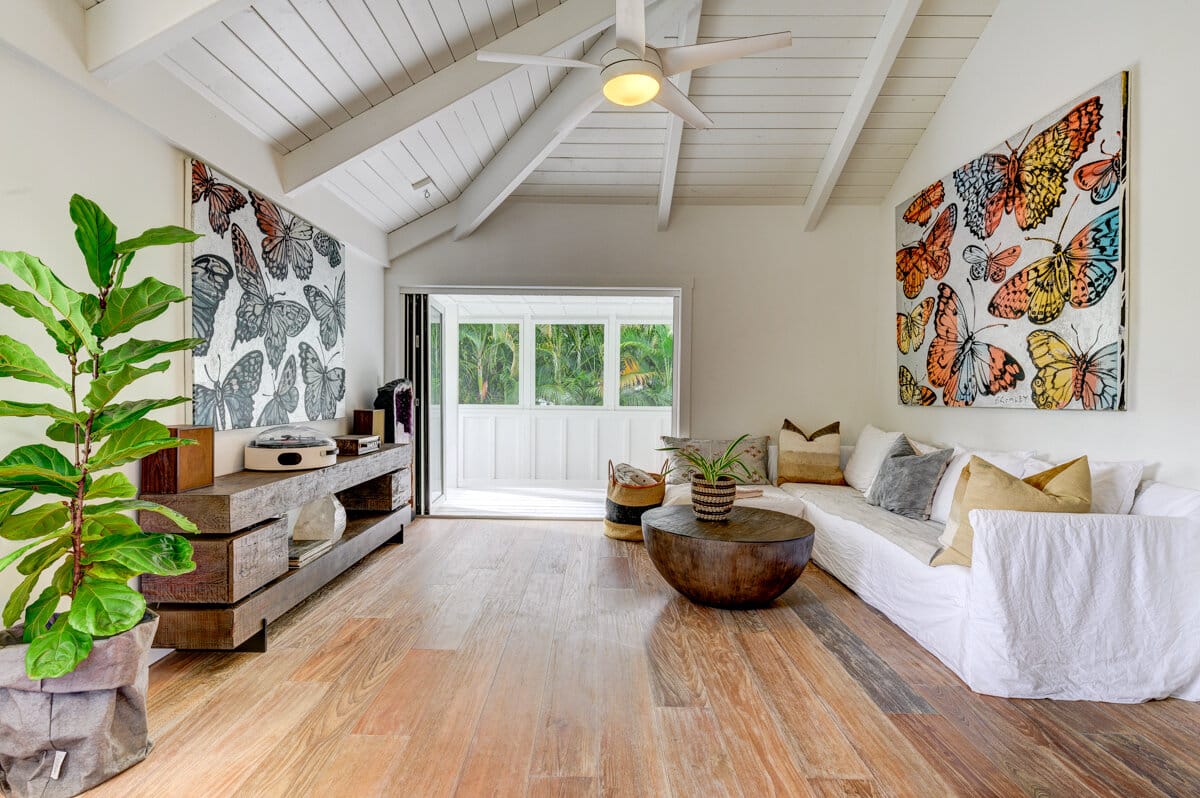 Gorgeous Hawaiian Beach Bungalow Featuring Reclaimed Teak